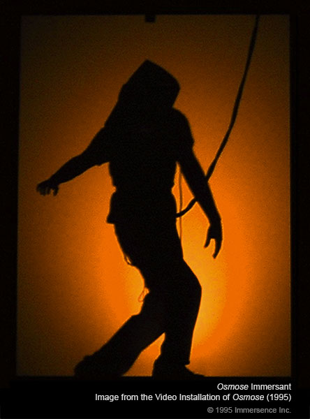 Silhouette écran de Char Davies, l'interprète, pendant la performance de l'environnement virtuel immersive de Ephémère (1998) au Australian Centre for the Moving Image, 2003.